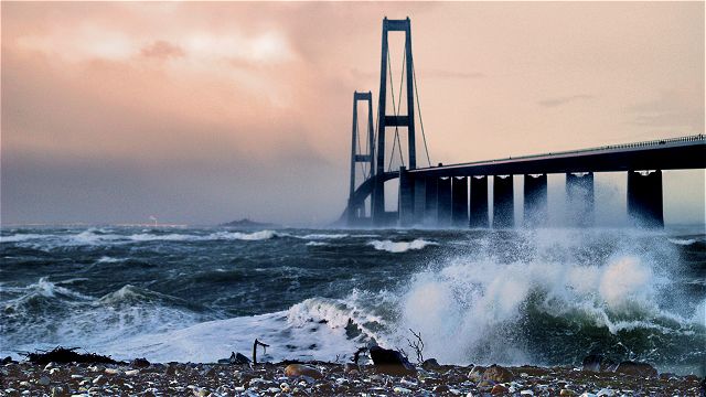 Storebæltsbroen i hård vind. Foto Lene Holck.