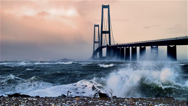 Storebæltsbroen i hård vind.