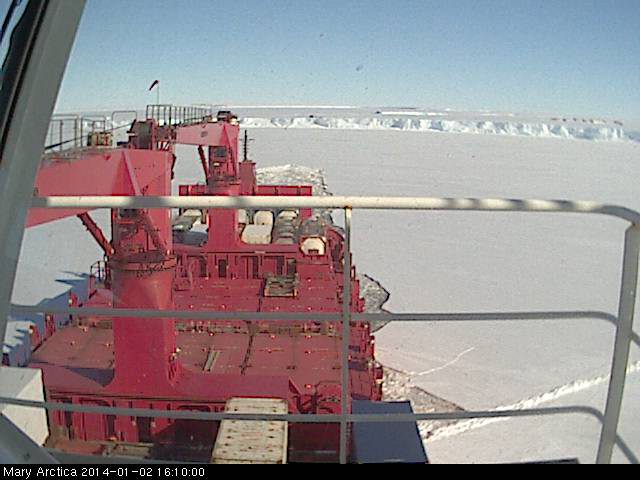 ary Arctica fotograferer isen den 2. januar