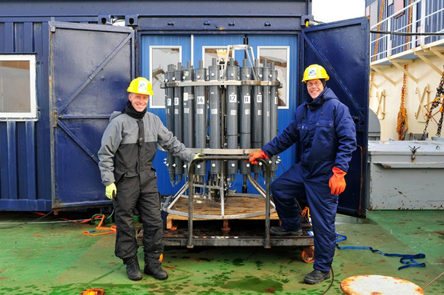 Oceanograf Steffen Malskær Olsen og isforsker Rasmus Tage Tonboe