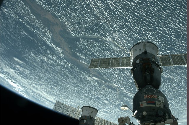 Soyuz med tordenskyer i horisonten over det nordlige Sydamerika.