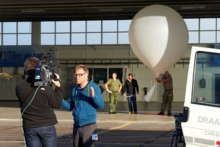 DR3 producer Lars Ostenfeld forklarer om opsendelsen få minutter før ballonen stiger til vejrs