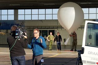 DR3 producer Lars Ostenfeld forklarer om opsendelsen få minutter før ballonen stiger til vejrs DR3 producer Lars Ostenfeld forklarer om opsendelsen få minutter før ballonen stiger til vejrs