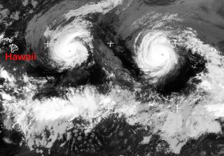 Satellitbillede af de to orkaner
