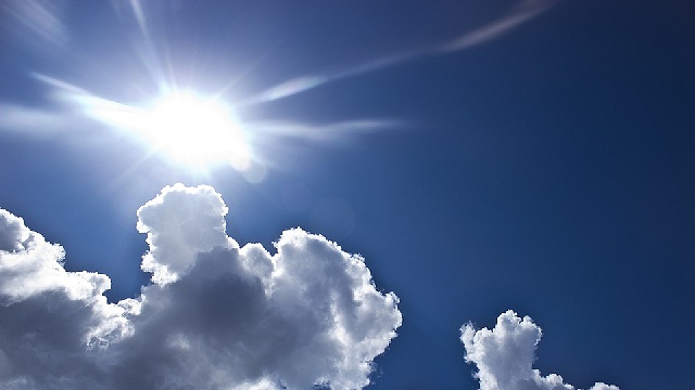Billede af sol og skyer Billede af sol og skyer