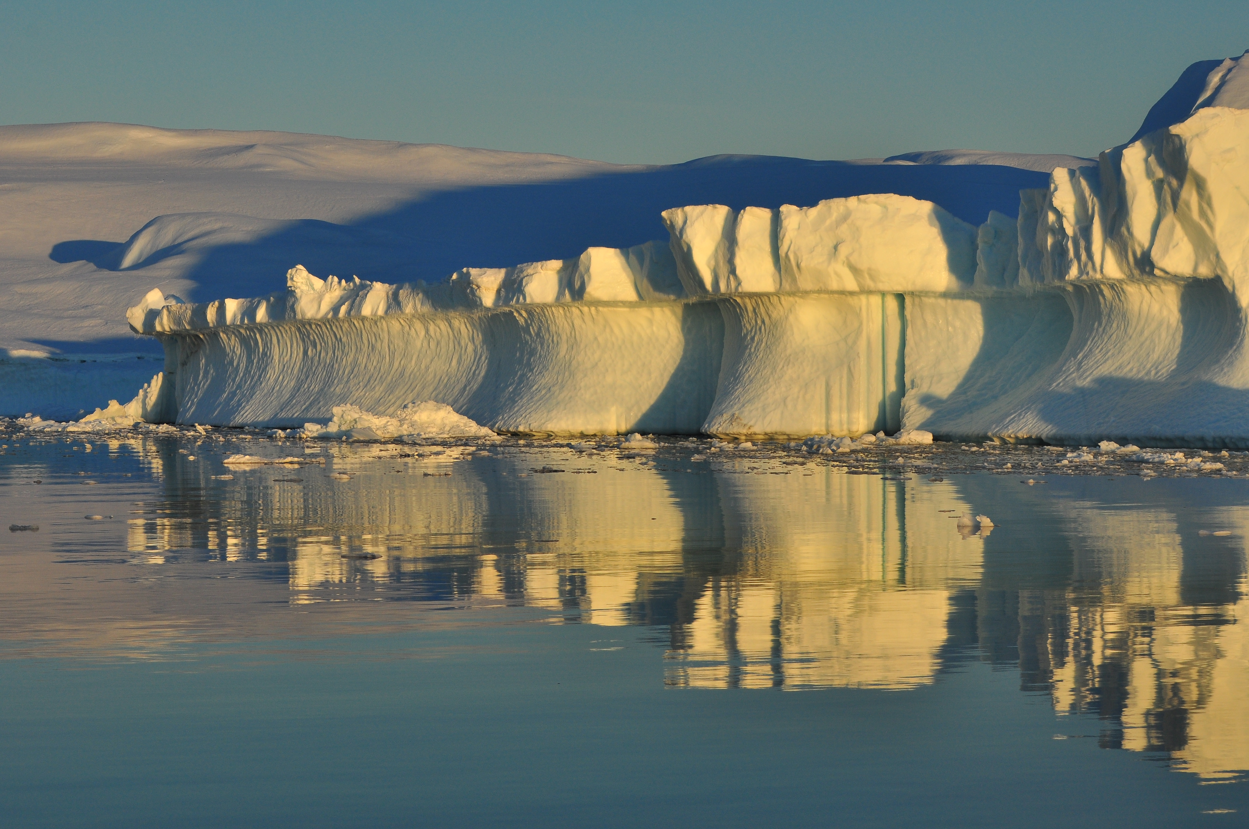 Billede af isbjerge ved kysten