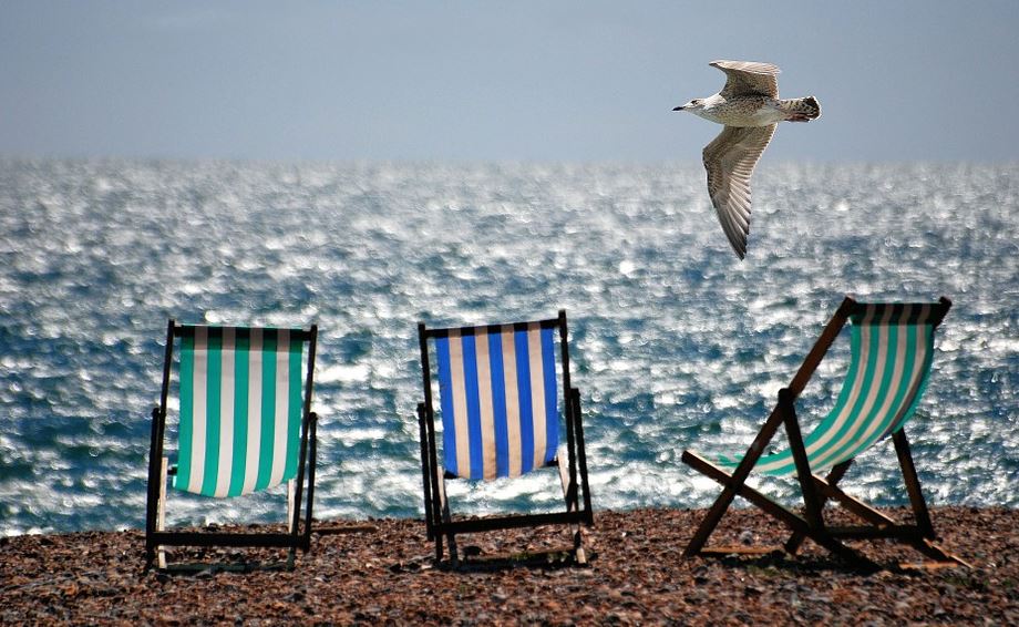 Solsenge på strand