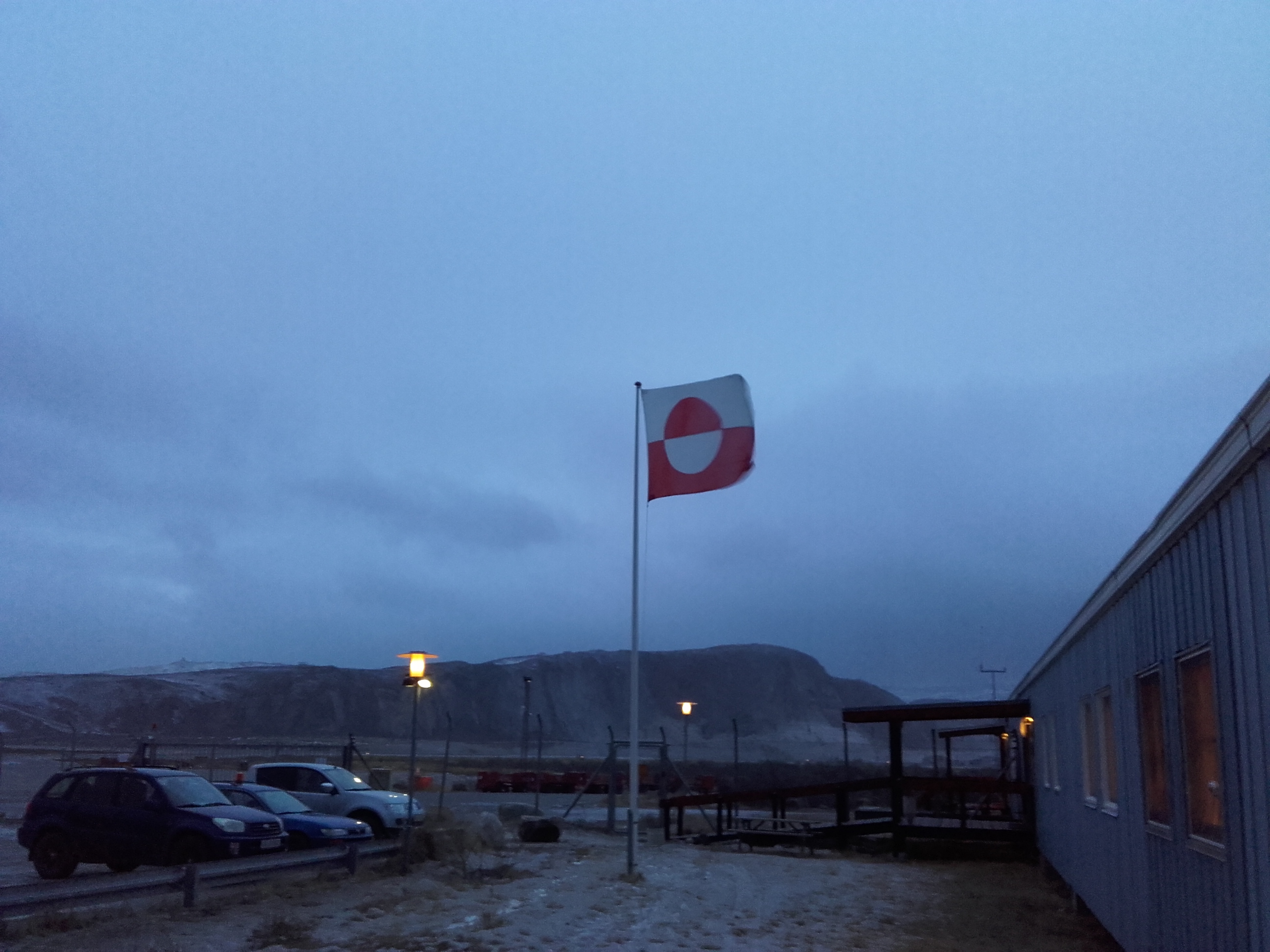 Det er sjældent det grønlandske flag får så meget vind i Kangerlussuaq Det er sjældent det grønlandske flag får så meget vind i Kangerlussuaq