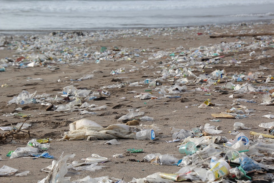 Plastikforurening på strand