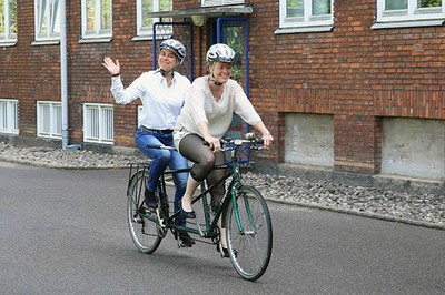 Billede af DMI´s direktør, Marianne Thyrring, og DMI´s vicedirektør, Anne Højer Simonsen på en tandem