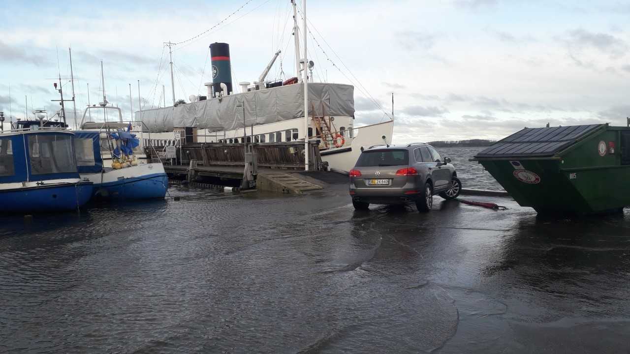 Lidt vand på kajen ved Roskilde havn ved en vandstand på 1 m over normalen