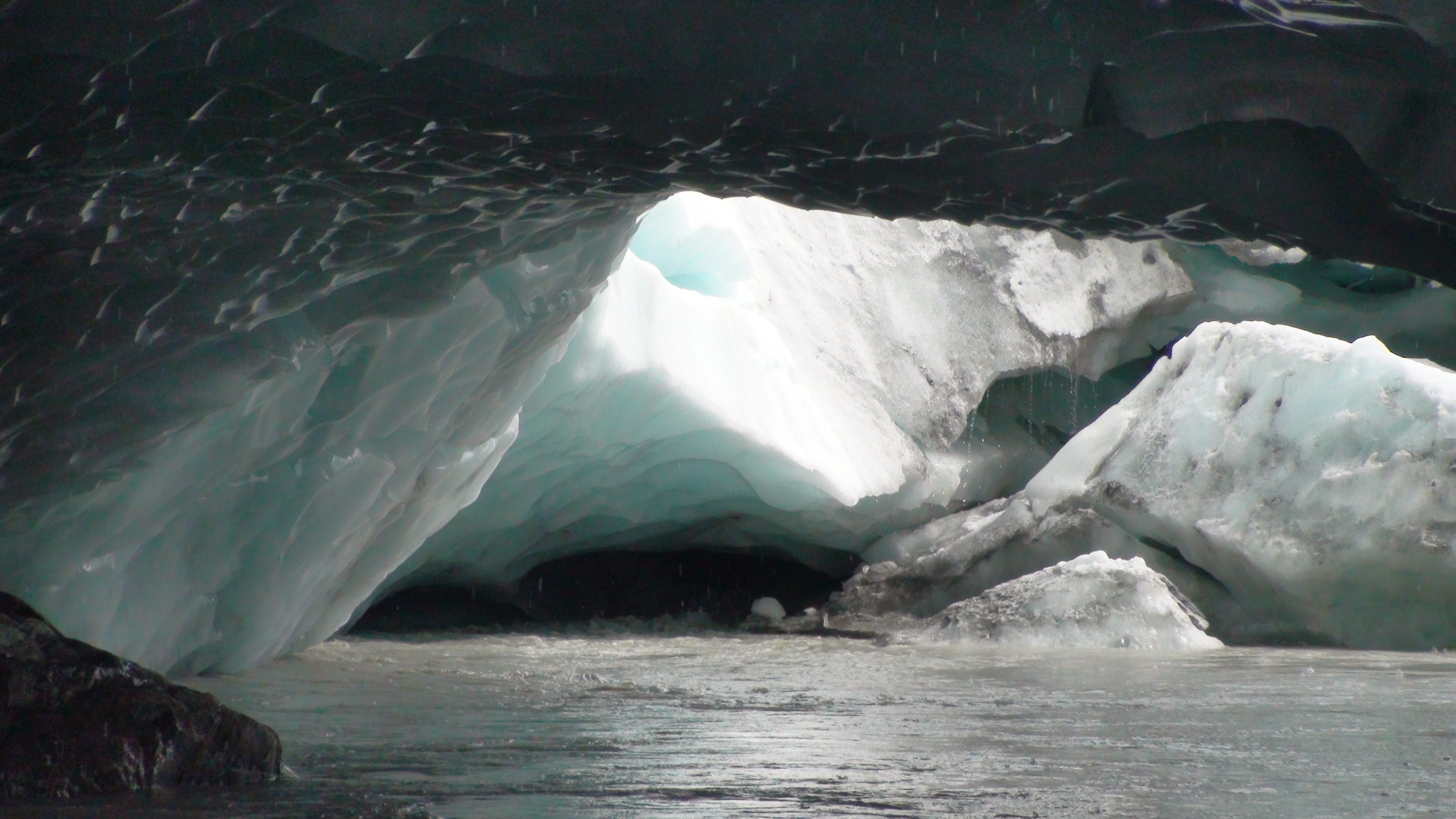 Gletsjerport med is og vand