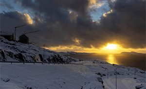 Solnedgang over sneen i Nuuk