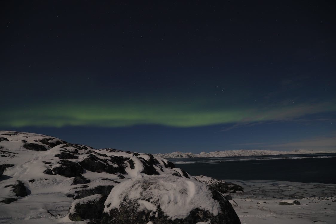 Nordlys og snedækket landskab i Nuuk