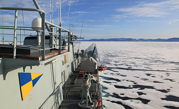 Forsvarets inspektionsfartøj bryder sig vej gennem havisen