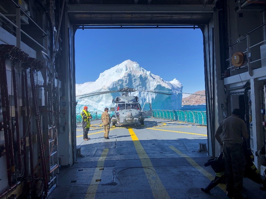 Arktisk kommandos helikopter på skibet Thetis
