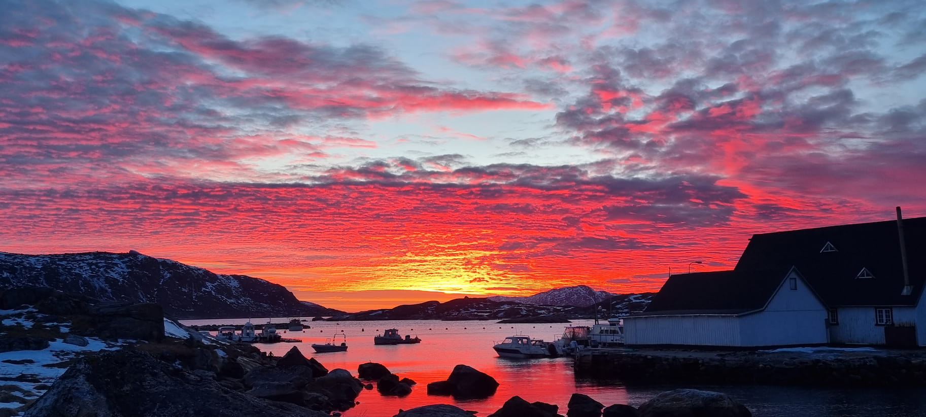 Solnedgang d. 12 januar 2024 i Nanortalik, på Grønlands sydspids
