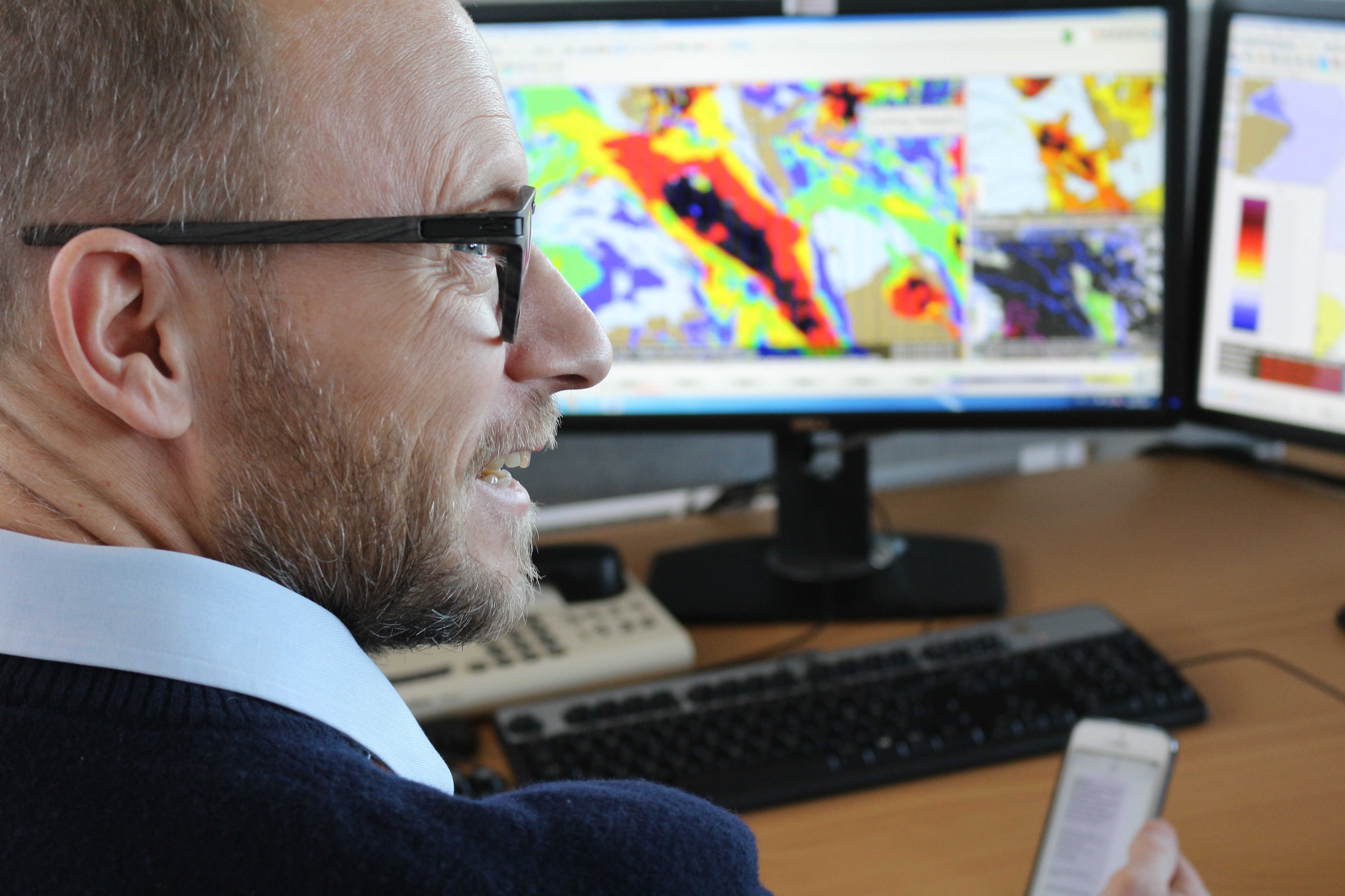 Meteorolog på arbejde ved computer