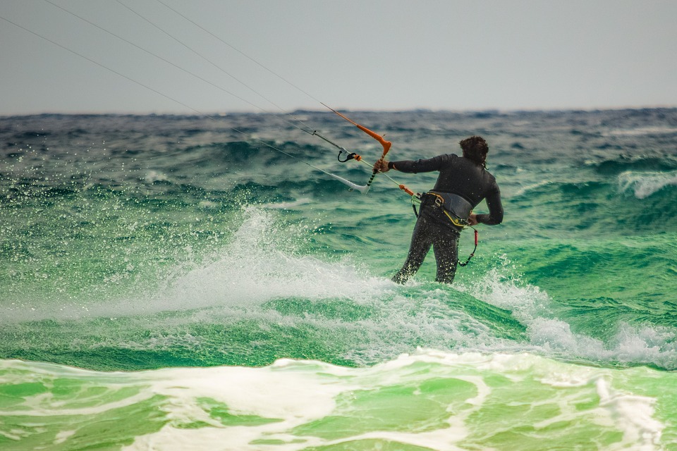 billede af kitesurfer på havet billede af kitesurfer på havet