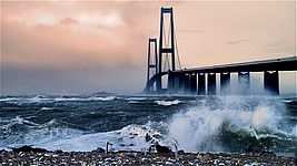 Billede af Storebæltsbroen og høje bølger