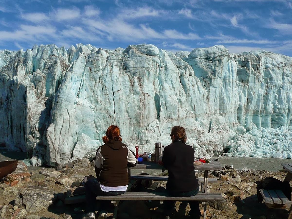 2 personer foran en gletsjer