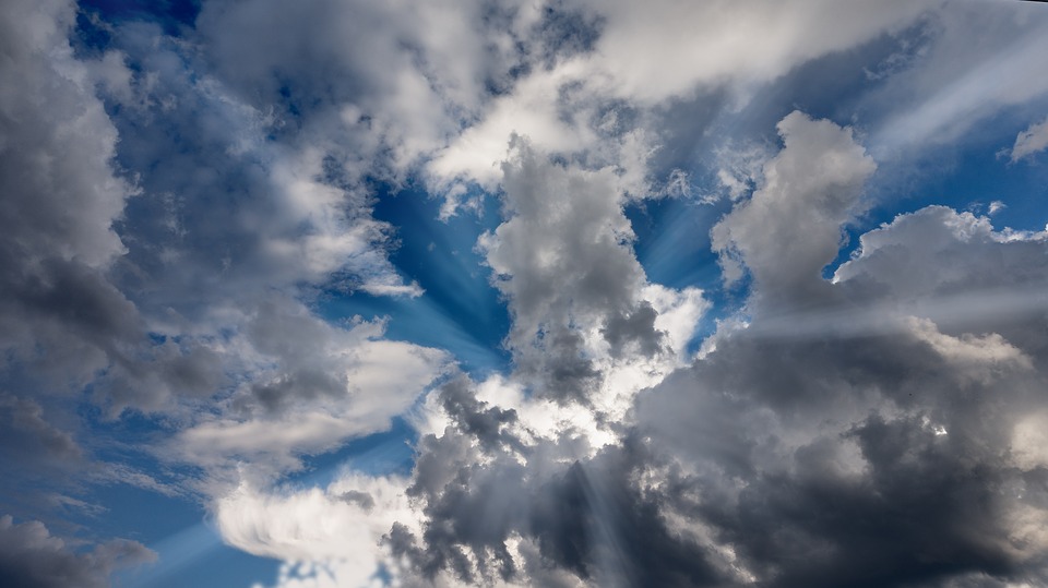 Blå himmel med skyer og sol Blå himmel med skyer og sol