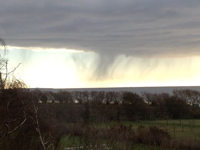 Virga på undersiden af sky