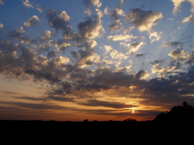 Skyer med solnedgang