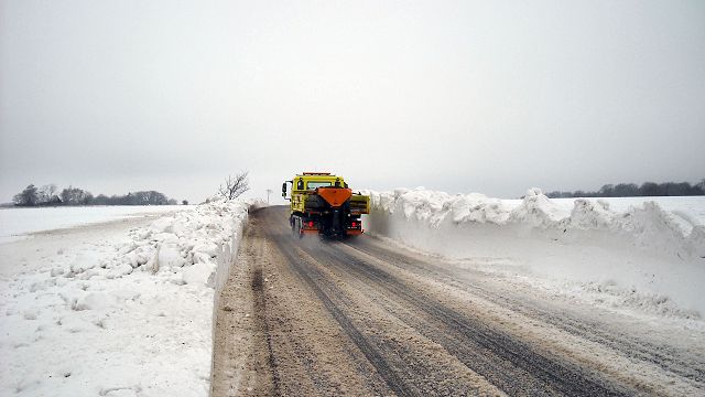 Store mængder sne i vejsiderne