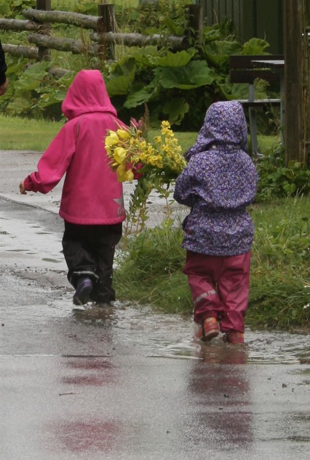 Blomsterpiger igennem sommervandpytter.