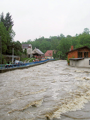 Oversvømmelser i Nový Knín i Tjekkiet søndag den 2. juni