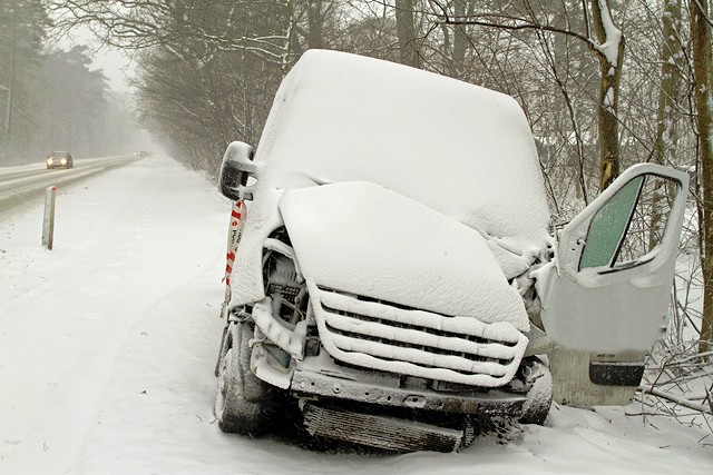 Forulykket bil i snevejr