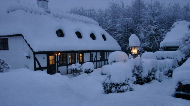 snedækket hus