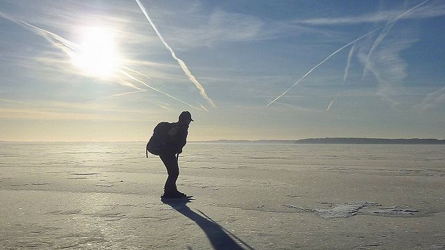 Skøjteløber på frossen sø