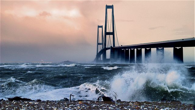 Storebæltsbroen i hård vind