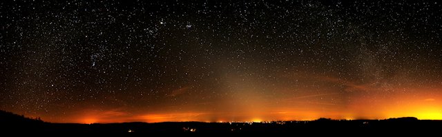 Panorama med zodiakallyset omtrent i centrum